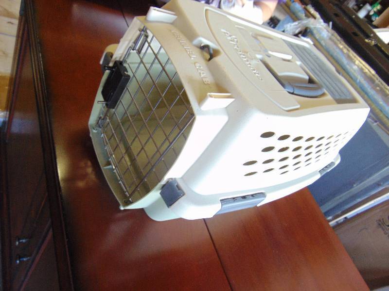lot 7198 image: Petmate Small Pet Carrier
