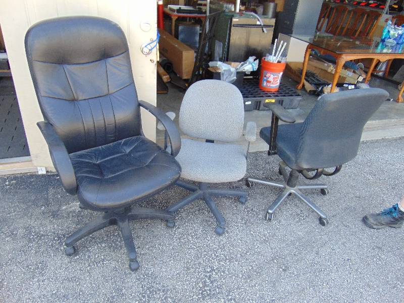 lot 7211 image: (3) ct lot office chairs w caster wheels