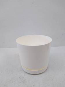 lot 55872 image: 10 White Plastic Planter