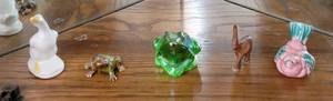 lot 364 image: (2) Frogs  Elephant & (2) birds figurines