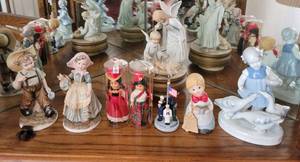 lot 368 image: Doll figurines & musical box