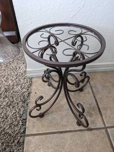 lot 110 image: Metal Plant Stand