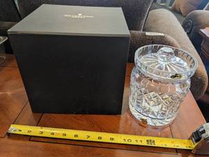 lot 124 image: Waterford Crystal Lismore Biscuit Barrel