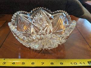 lot 128 image: Vintage Clear Cut Glass Bowl