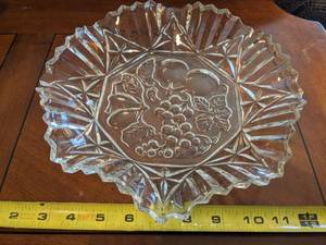 lot 132 image: Vintage Federal Glass Pioneer Fruit Pressed Serving Bowl