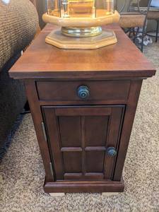 lot 162 image: Side Table W Pull Out Cup Holders & Electrical