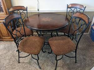 lot 173 image: Round Dining Table W 4 Chairs  Twisted Metal Legs