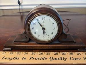 lot 176 image: Vintage GE Plug In Clock