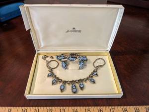 lot 178 image: Matching Necklace Earrings & Bracelet