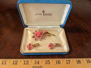 lot 180 image: Matching Pin & Earrings