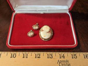 lot 181 image: Matching Vintage Pin & Earrings