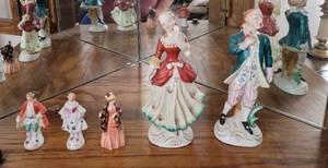 lot 372 image: (5) Porcelain figurines