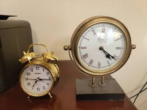 lot 399 image: (2) Mantel clocks