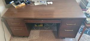 lot 408 image: Solid office desk 60 W x 30 D x 28 12 H