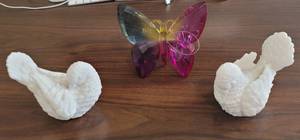 lot 414 image: Hanging rainbow butterfly & (2) white birds (1 has chips)