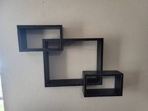 lot 423 image: Knick knack shelf