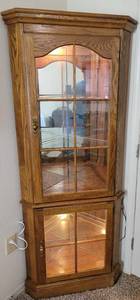 lot 425 image: Corner lighted curio cabinet 30 W 18 D x 72 H