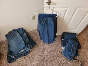 lot 427 image: Large lot of Lee jeans sizes 42 x 30  44 x 30 & 40 x 28