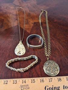 lot 192 image: Vintage Photo Locket  Bracelets
