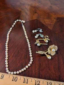 lot 198 image: Pearl Necklace  Pearl Earrings & Pin (Has Damage)