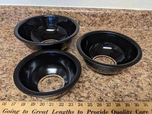 lot 236 image: Pyrex Mixing Bowls