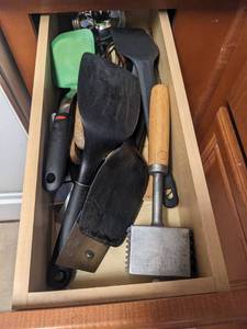 lot 250 image: Kitchen Utensils In Drawer