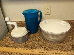 lot 253 image: Salad Spinner  Pitcher  Food Chopper