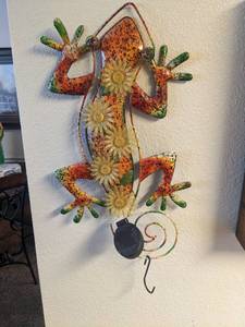 lot 274 image: Hanging Metal Solar Light Lizard