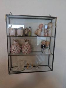 lot 289 image: Vintage Glass Shadow Box With Contents  See Pics