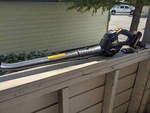 lot 301 image: Yardworks 20V Blower W Charger