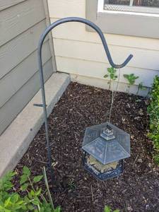 lot 316 image: Shepard Hook W Bird Feeder