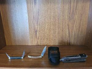 lot 433 image: (2) Pocket knifes & Gerber multi tool