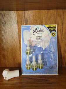 lot 438 image: Glade plugin scented oil