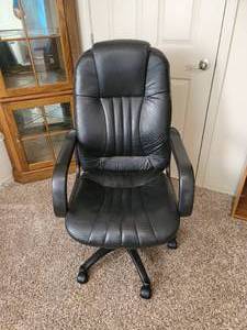 lot 453 image: Office chair