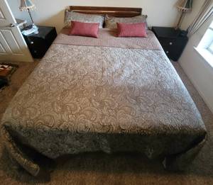 lot 466 image: King size bed wqueen headboard