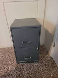 lot 480 image: 2 Drawer metal file cabinet