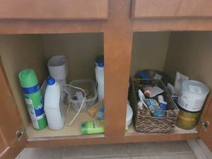 lot 487 image: Bathroom supplies