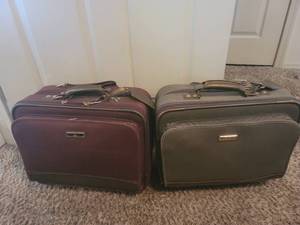 lot 488 image: (2) Liz & CO luggage bags
