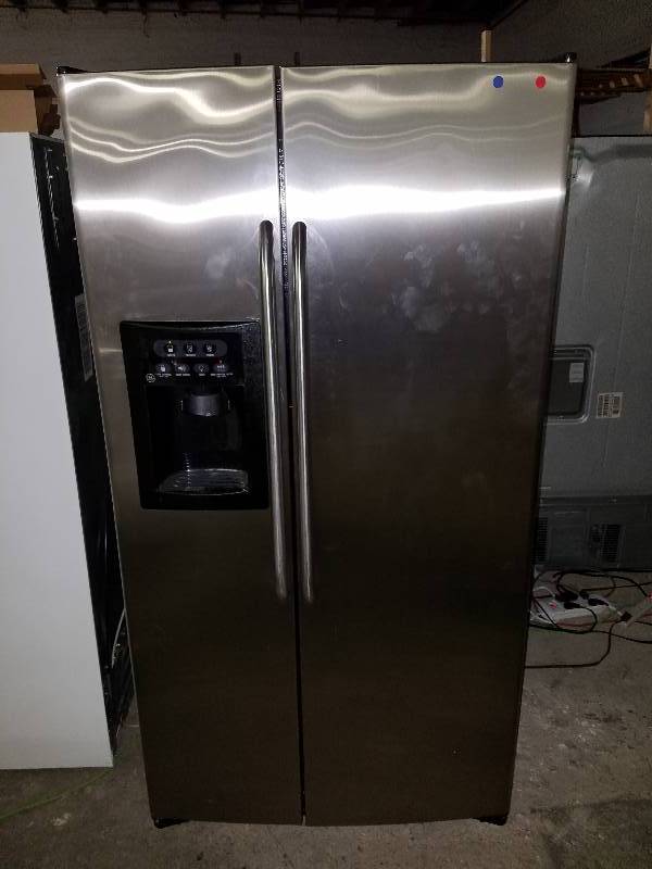 lot 2515 image: 36 W GE Stainless Steel Side-by-Side Refrigerator