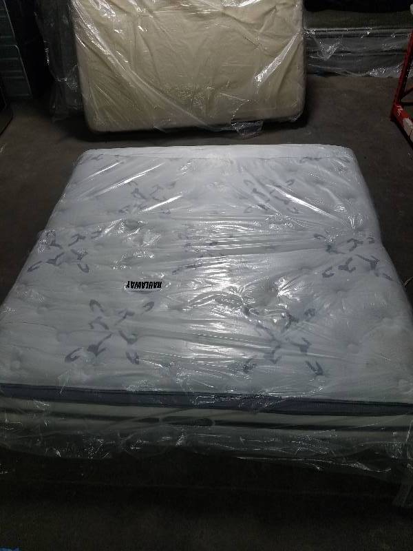 lot 2519 image: Simnons Beautyrest King Size Mattress