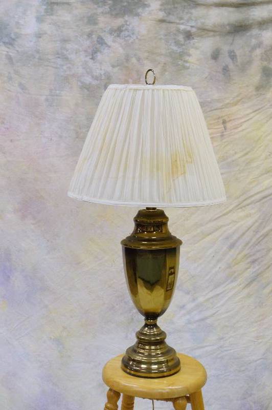 lot 3 image: Brass lamp 33.