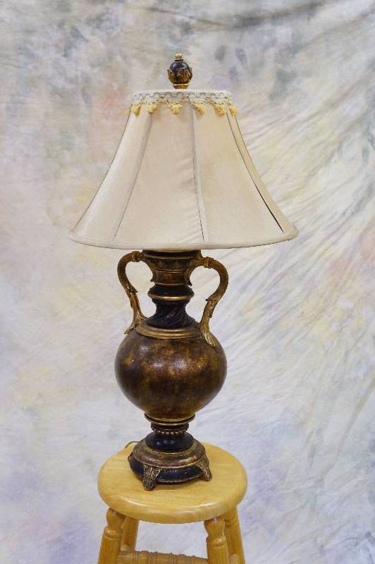 lot 4 image: Decorative 31 lamp.