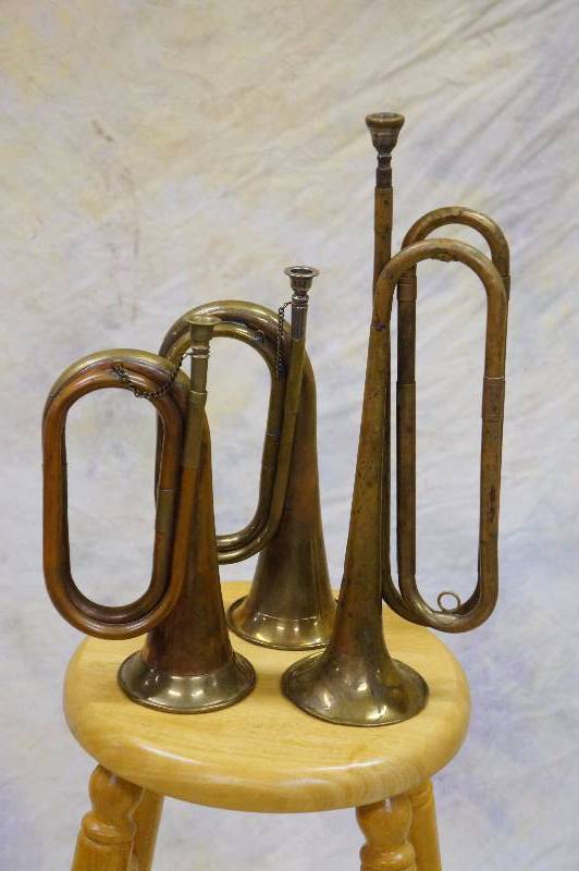 lot 7 image: 3 brass & copper bugles.