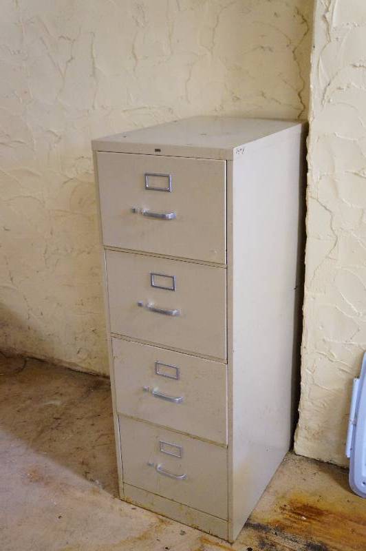 lot 21 image: Tan 4 drawer filing cabinet.