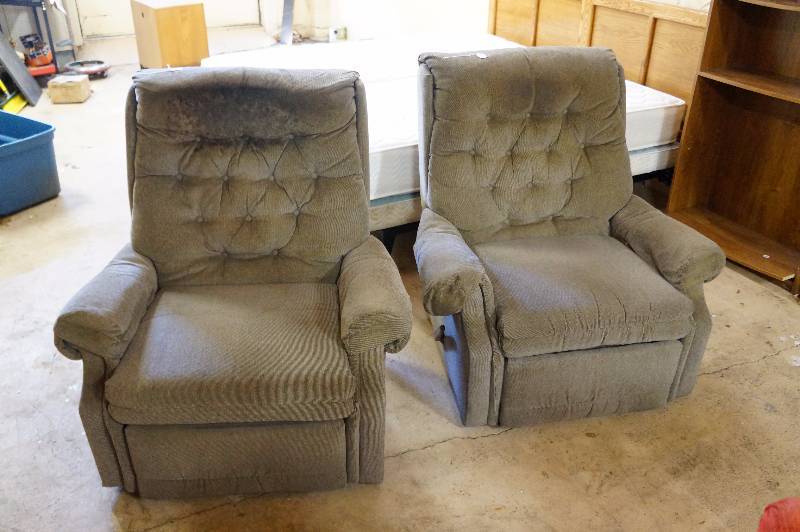 lot 20 image: 2 Recliners blue.