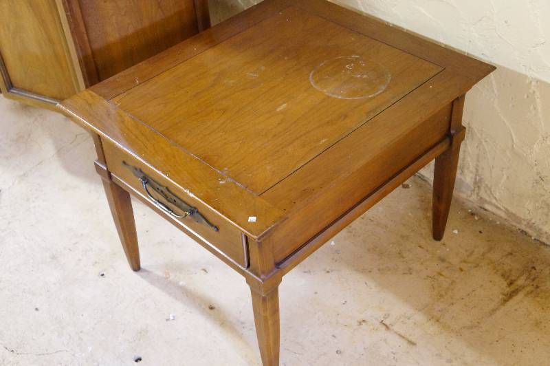 lot 23 image: End table wooden.