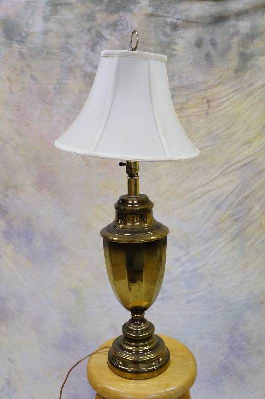 lot 22 image: Brass lamp 33.