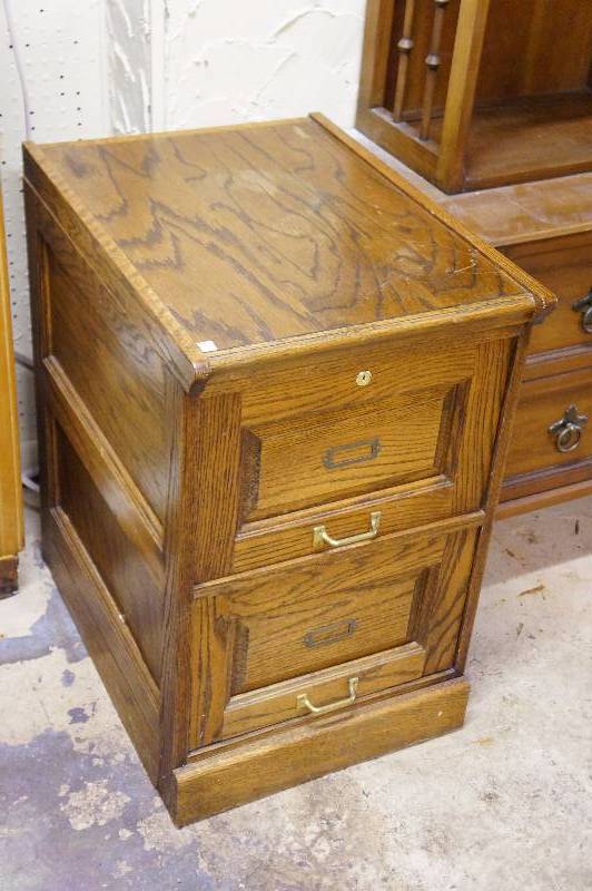 lot 25 image: 2 Drawer wooden filing cabinet.