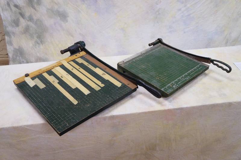lot 43 image: 16 x 13 paper cutter.