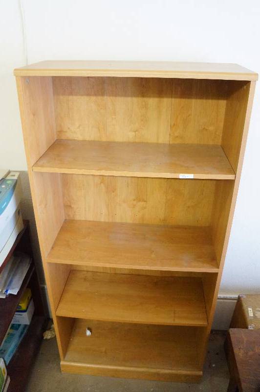 lot 72 image: 4 wooden bookshelf.